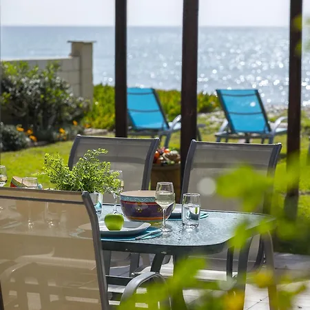 Beachfront * Meneou